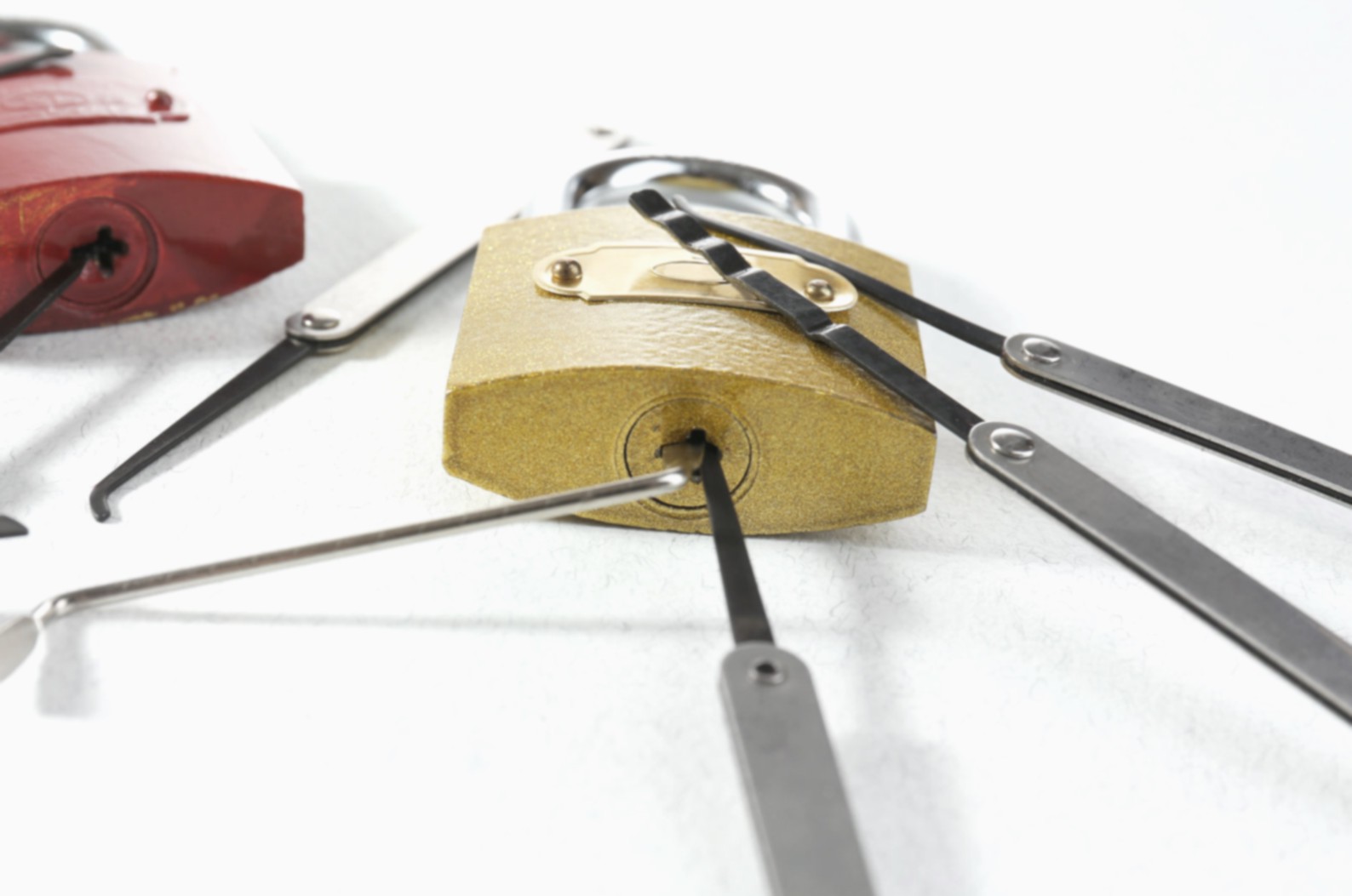 Замена дверного замка своими руками или вызов мастера: что выбрать и как сделать правильно - 2